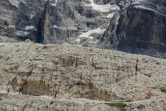 Wanderer in einer Felspassage beim Oberbacherjoch