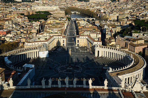 Blick von der Kuppel des Petersdom auf Rom