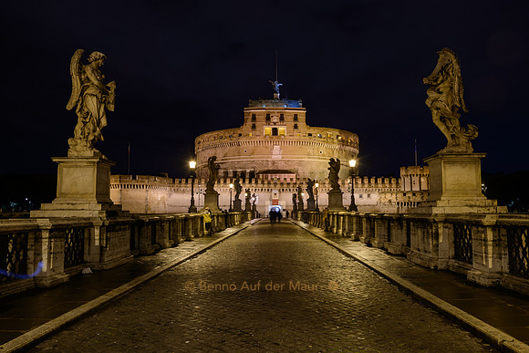 Ponte Sant' Angelo mit Engelsburg bei Nacht