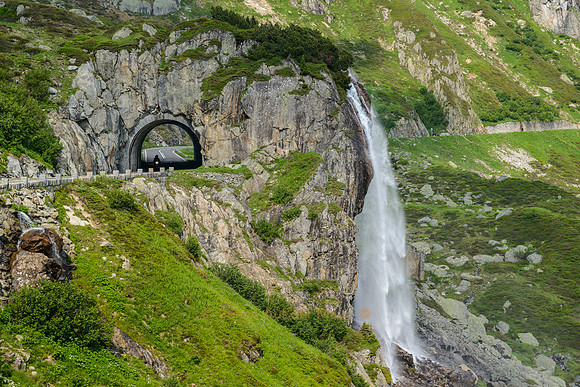 Töfffahrer fahren durch einen Tunnel