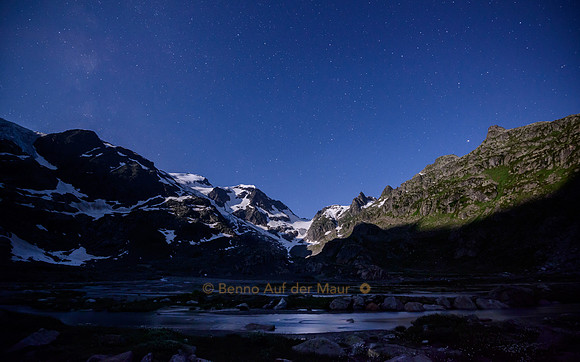 Der Mond beleuchtet die Bergspitzen von Tierberg und des Taleggligrat