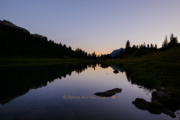 Im Engstlensee spiegelt sich das Abendrot