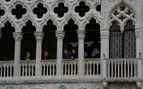 Besucher in einer Loggia des Dogenpalast