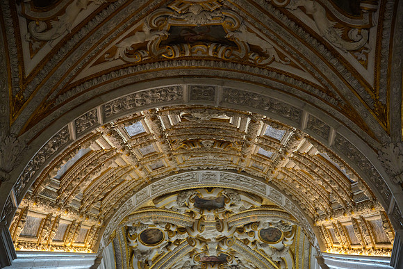 Reich mit Gold und Ornamenten verzierte Bogendecke