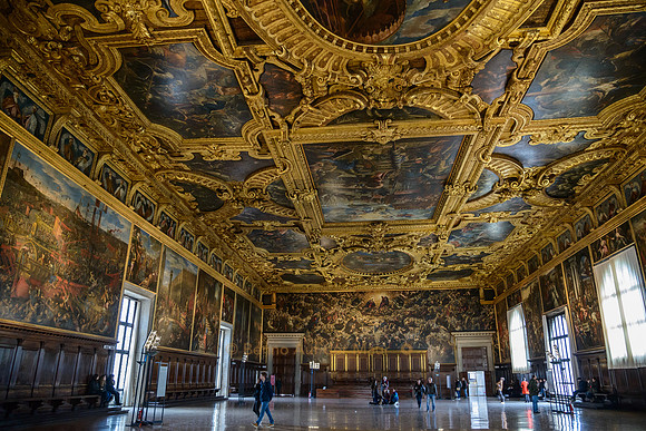 Prächtig bemalte und verzierte Decke im Grossen Saal des Dogenpalast