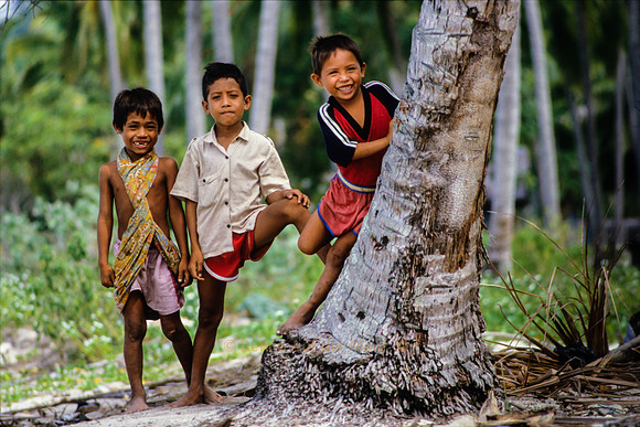 Jungs beim Tanjung Karang Beach, Nähe Donggala – Nord-Sulawesi