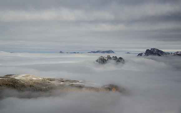 Das Nebelmeer schwappt an den Gipfel des Berner Oberland