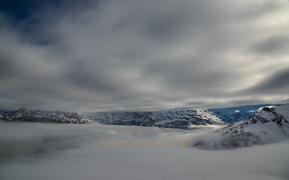Die tiefliegende Wolkendecke und das Nebelmeer haben einen schmalen Spalt offen gelassen